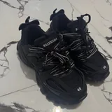 Красный костюм Juicy, кроссовки Balenciaga 3