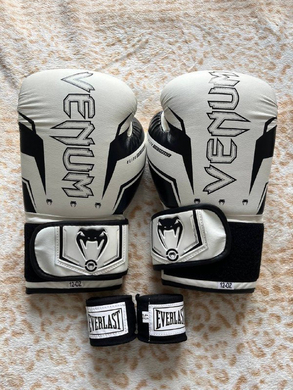 Боксерские перчатки и бинты