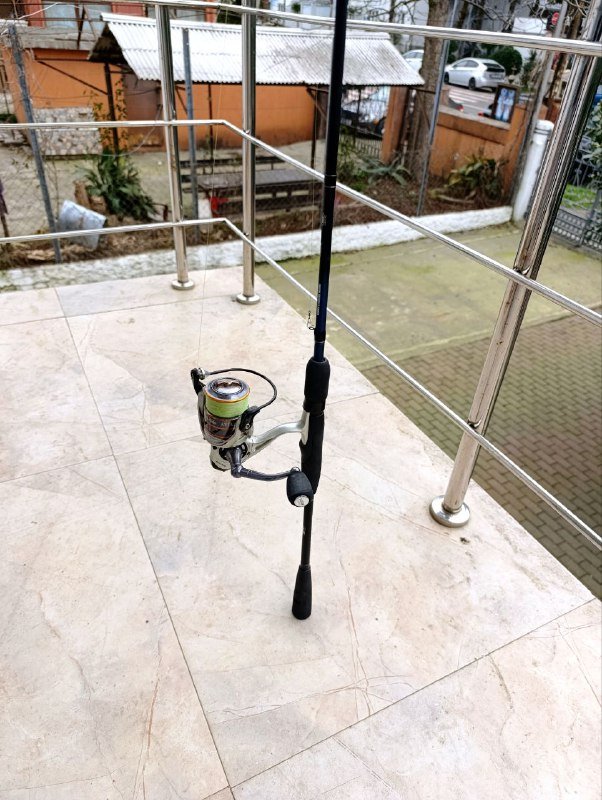 Удилище с катушкой, шнуром, приманками и плоскогубцами для рыбалки