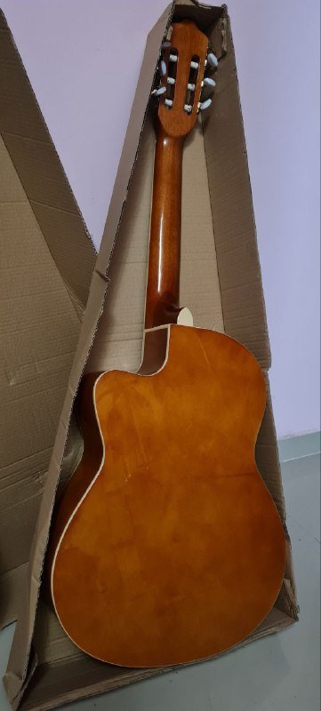 Акустическая гитара с нейлоновыми струнами 2