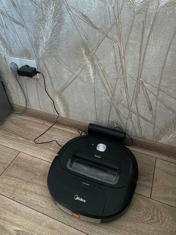 лампа настольная, тумбочка, ваза, блендер, бокалы, робот пылесос, пальто, вешалка, кофта 7