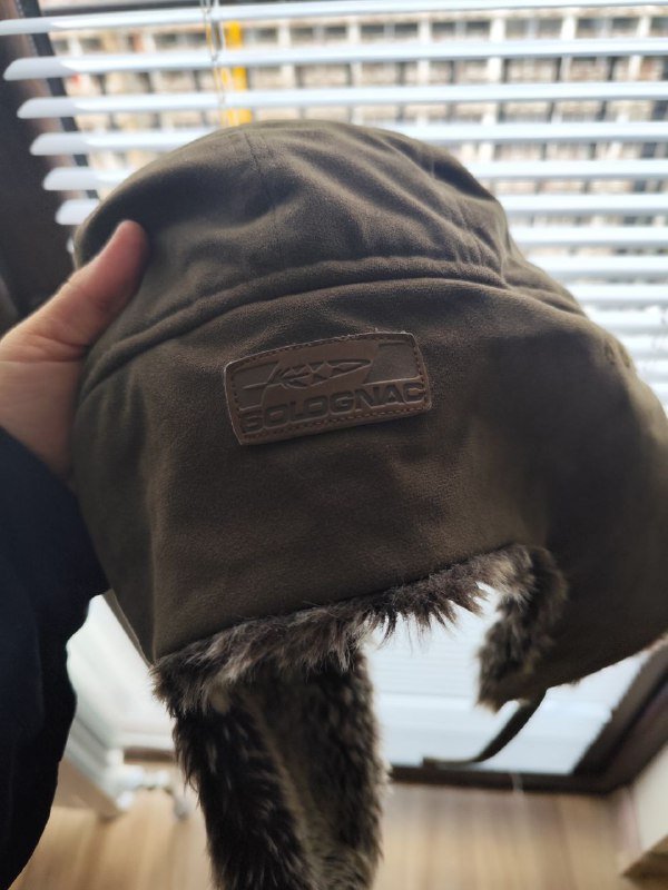 Кроссовки Lacoste белые, джинсы Zara, зимняя шапка 2