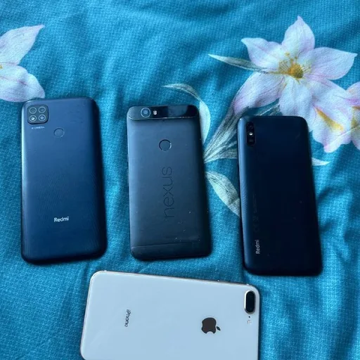 Iphone 8+, Xiaomi Redmi 9A, Google phone, наушники Marshall
