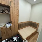 Кухонный гарнитур, холодильник, шкаф, односпальная кровать 3
