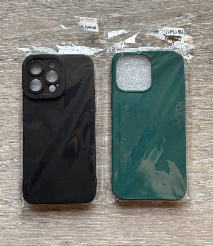 Два силиконовых чехла на iPhone 14 Pro Max