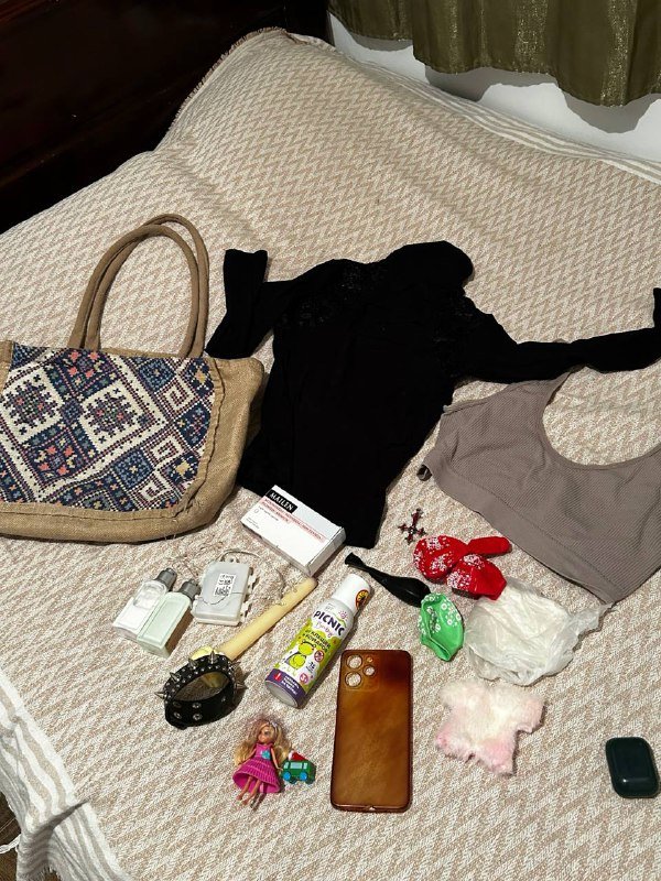 топ спортивный, кофта, джинсы, жилетка джинсовая, ободок, сумка