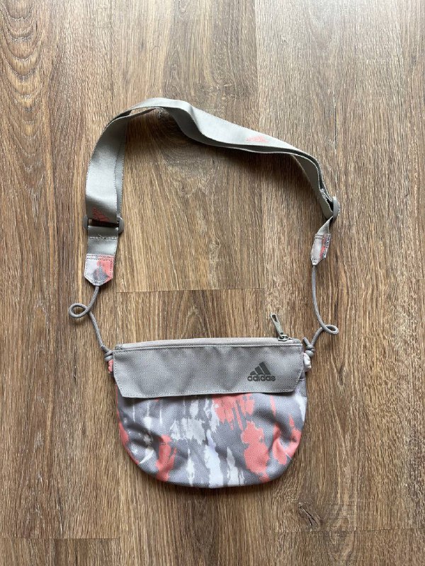 Рюкзаки Eastpak, Vans, Fjällräven Kanken, Топ Juicy Couture, Бананки Karl Kani, Adidas, Футболка Moschino, Клатч Porsche, Сумка Kipling 7