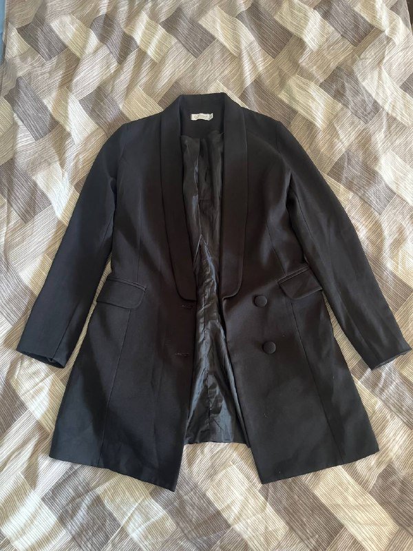 Пиджак бежевый, пиджак чёрный, платье, кофты, спортивные шорты, халат, ботинки 37 размер 2