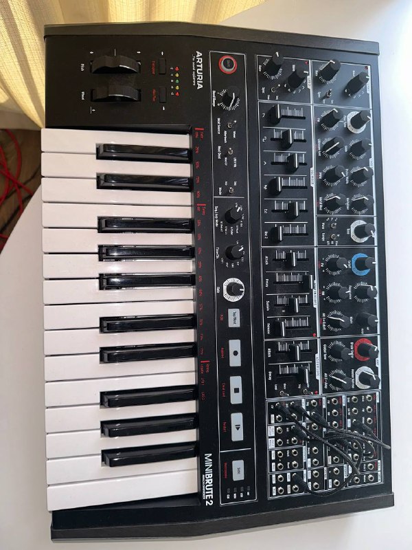 Arturia Minibrute 2, Korg Minilogue
