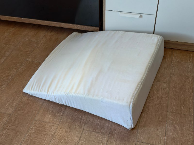 Клиновидная подушка для сна и отдыха 2