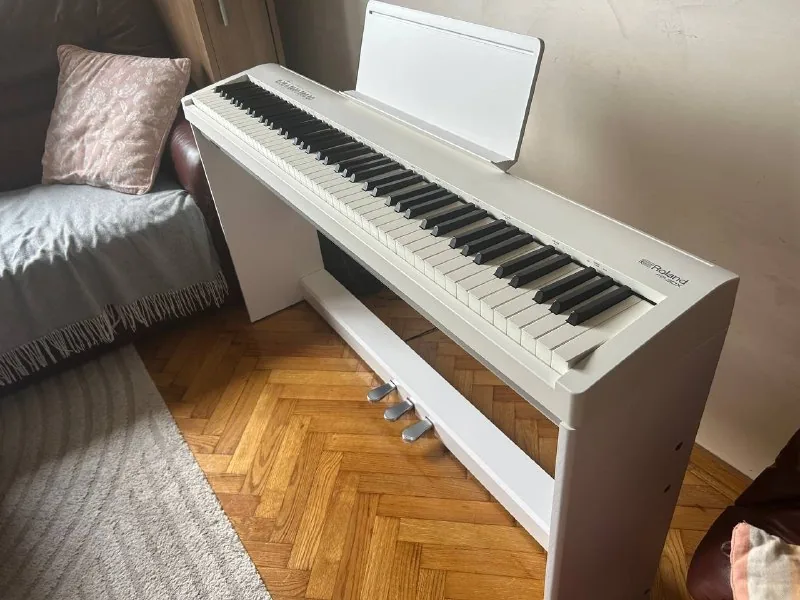 Roland FP30-X цифровое пианино с тремя педалями 1