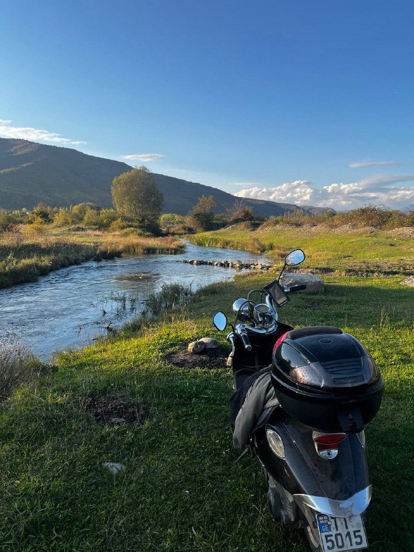 Скутер 2023 года, 150 кубиков, с багажником и шлемами 2