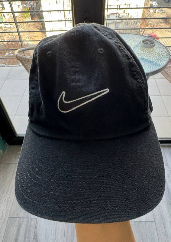 Бейсболка Nike, жилетка H&M, толстовка Ecru, футболка Vans, джинсы H&M, парфюм
