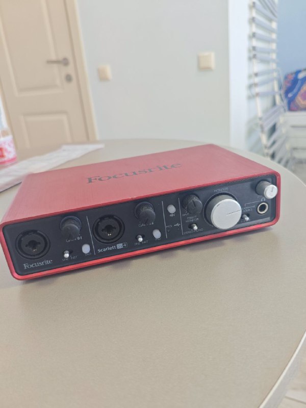звук. карта Scarlett 2i4, JBL 305p mkII, укулеле Lanikai, микрофон sennheiser 5