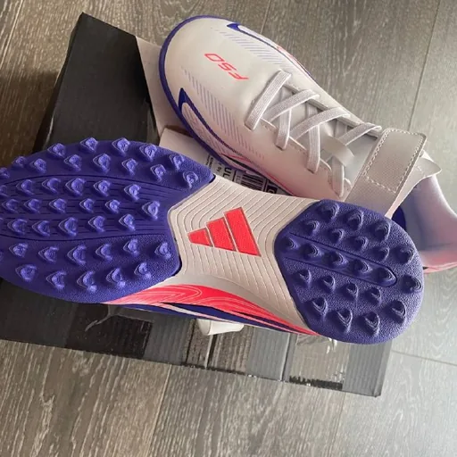 Новые футбольные шиповки Adidas, размер 34