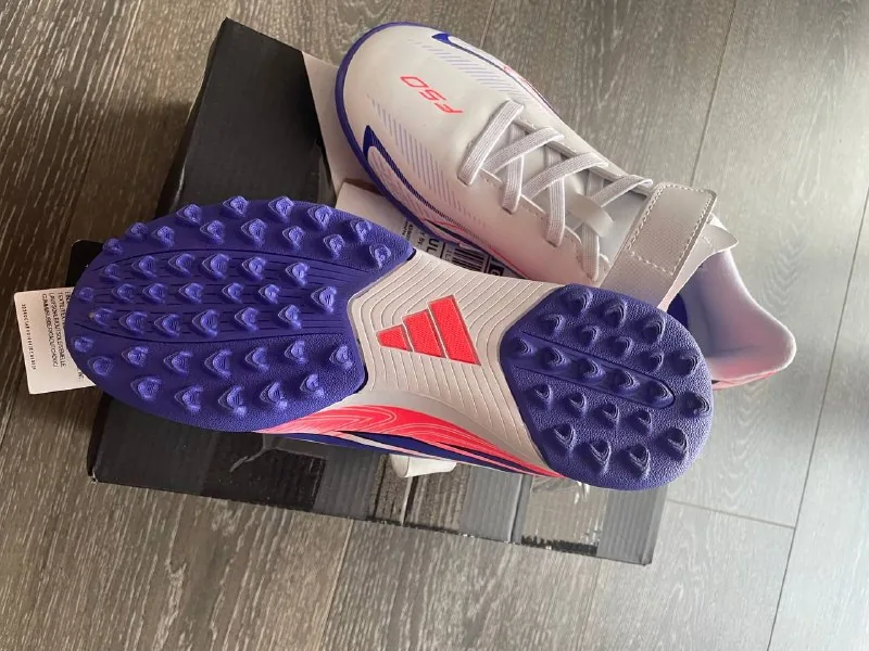 Новые футбольные шиповки Adidas, размер 34 1