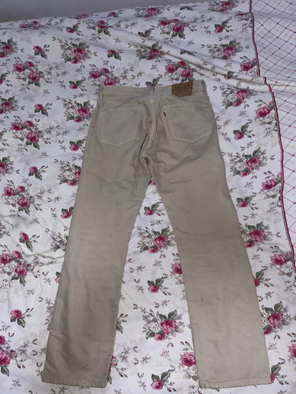 Рубашка белая Asos, коричневая кофта H&m, дождевик Puma, рубашка Ralph Lauren, футболка NY Yankees, ремень с мехом, рубашка Ikea, джинсы Levi’s, кепка, жилетка, рубашка DC, наушники Sennheizer, шорты Lee 9