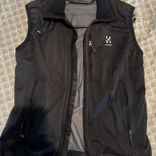 Жилет Haglöfs, пуховик Fjällräven