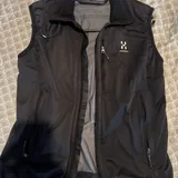 Жилет Haglöfs, пуховик Fjällräven 1