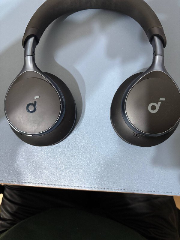 Apple AirPods 2, SoundCore Space One 5