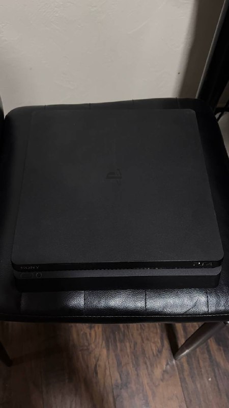 Sony PS4 с 2 джойстиками и 5 играми