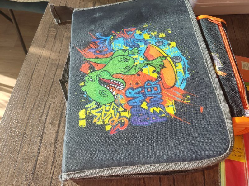 Наборы цветной бумаги, обложки, учебная папка, пенал, циркуль, карандаши 2