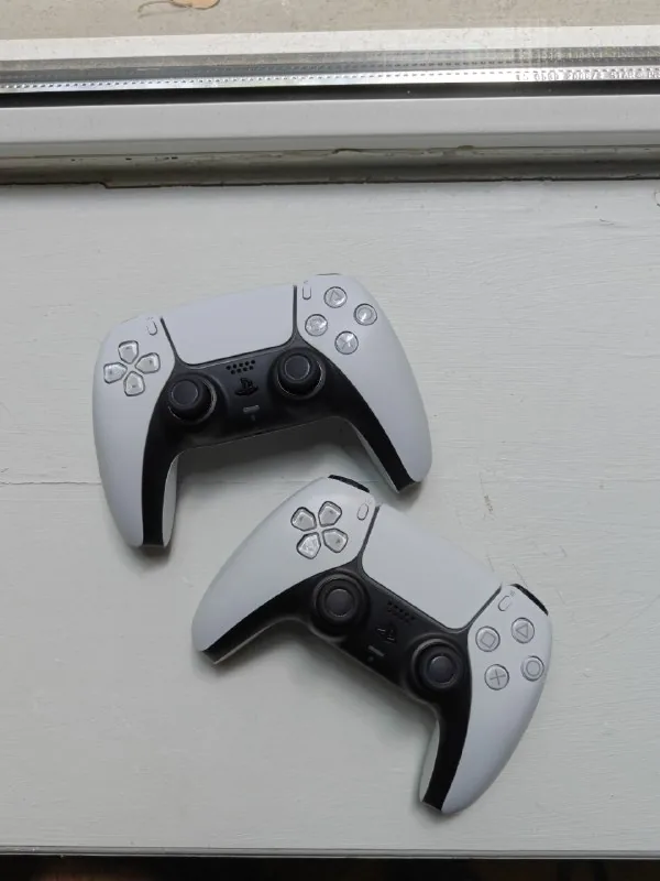 PlayStation 5, два геймпада, коробка 1