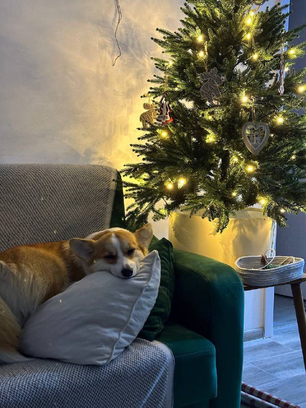 Ёлка искусственная с гирляндой