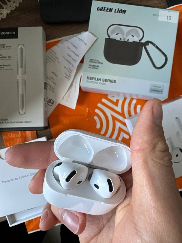 AirPods 4 с чехлом и щеткой для чистки