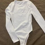 Tracksuit, bodysuit, veil, gloves, bag 3