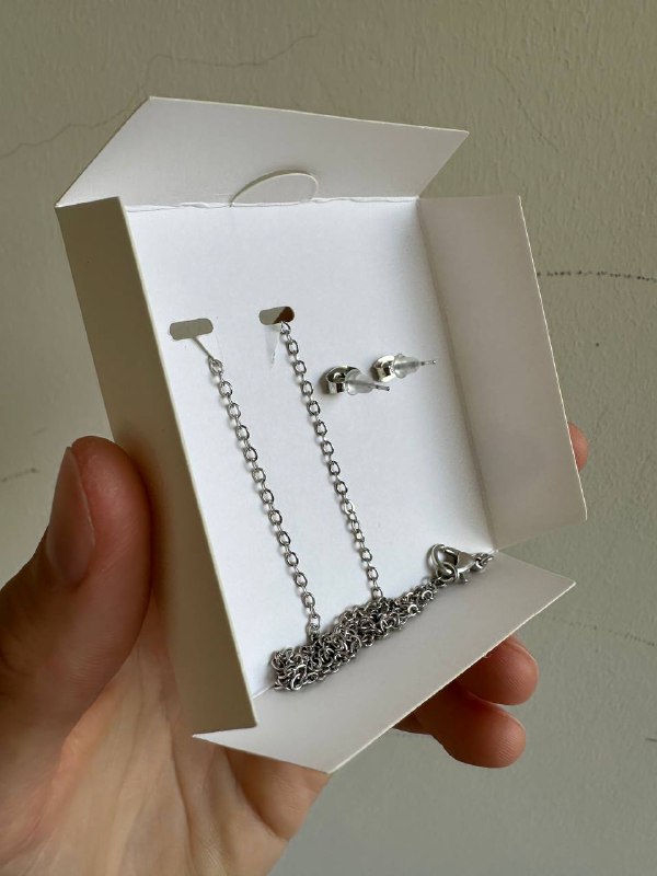 Сет сережек-гвоздиков и подвески с фиолетовыми камушками 3