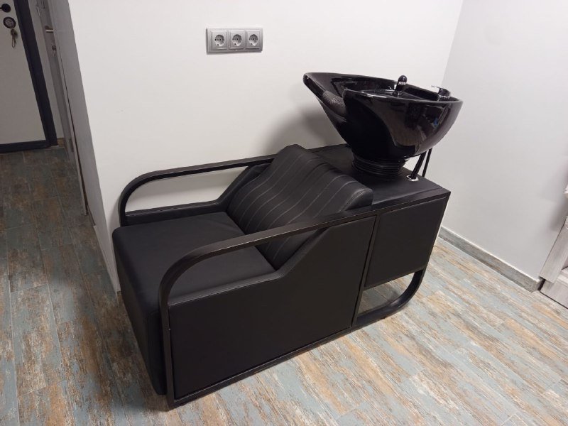 Мойка, кресло, зеркало с тумбой, стеллаж, шкаф, кресла и столик