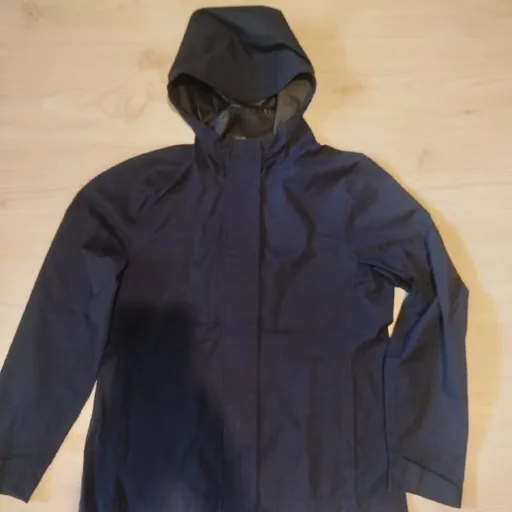 Ветровка Uniqlo, спортивные кофты Nike, джинсы Zara, джинсы Mango