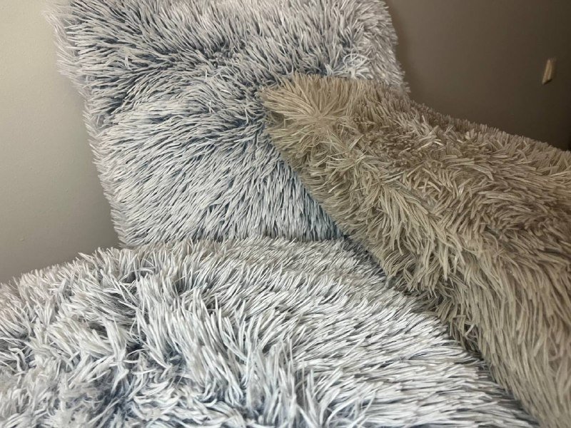 Лампы, пушистые подушки, крючок, корона, бижутерия 4