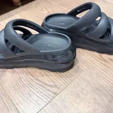 Женские черные сандалии Crocs Mega Crush 3
