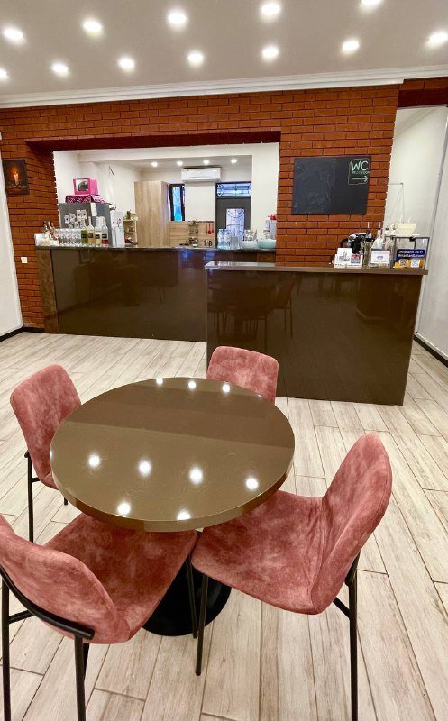 Деревянные столы, барная стойка, стойка-ресепшн администратора 2