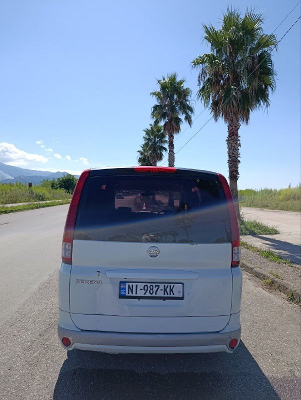 Nissan Serena 2005 машина 3