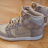 Женские кроссовки Nike 2