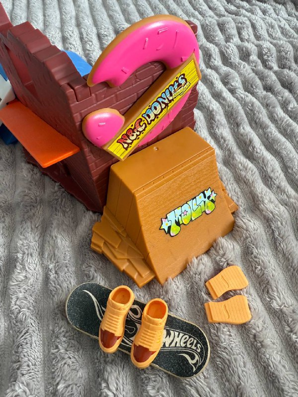 Игровой набор Hot Wheels Skate Boombox Skate Park 2