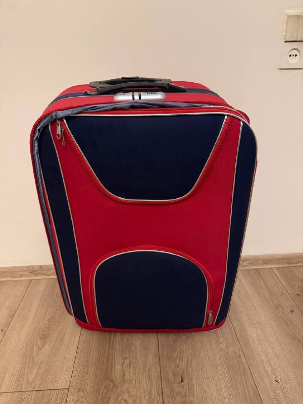 Большой чемодан увеличивающийся, с замком и сломанными ножками