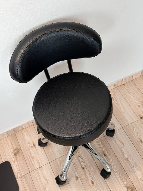 Салонный стул с регулируемой высотой и упором для спины