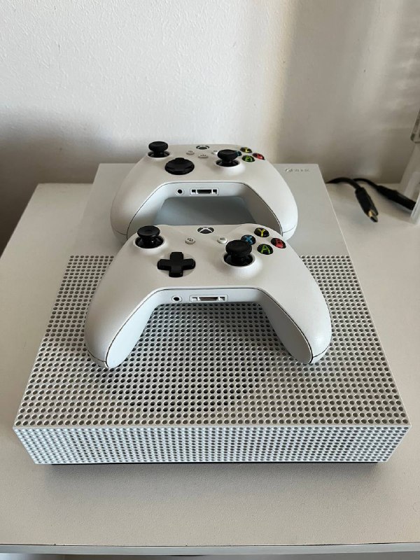 Xbox One Series S 1 Тб с двумя контроллерами 4