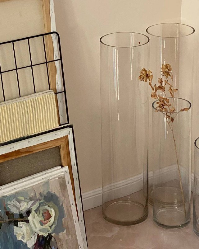 зеркало, стеклянные колбы, вазы, золотой поднос, сетка для фотографий, свечи в баночках 8