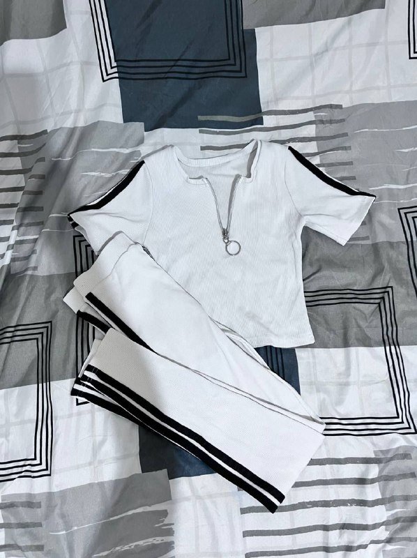 Мужская одежда: джинсы Levi's, шорты Lacoste, свитер Colin's, кофта Karra, спортивный костюм New Balance 6