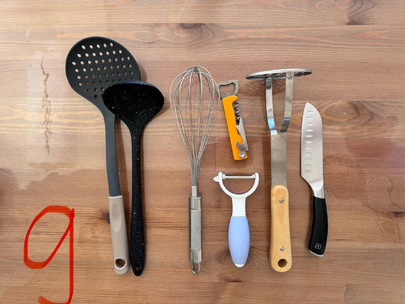 Контейнеры пищевые, точилка, сито, дуршлаг, толкушка, половник, венчик, нож 10