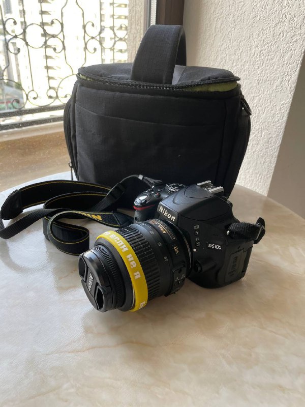 Камера Nikon D5100 с объективом и аксессуарами