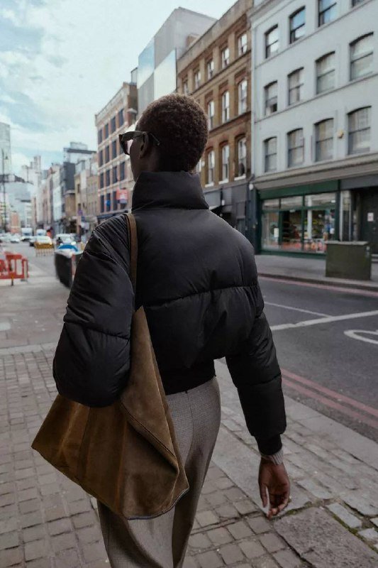 черная куртка, спортивные штаны, светлая рубашка, бежевые брюки 3