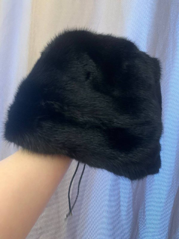 Черная шапка из натурального меха