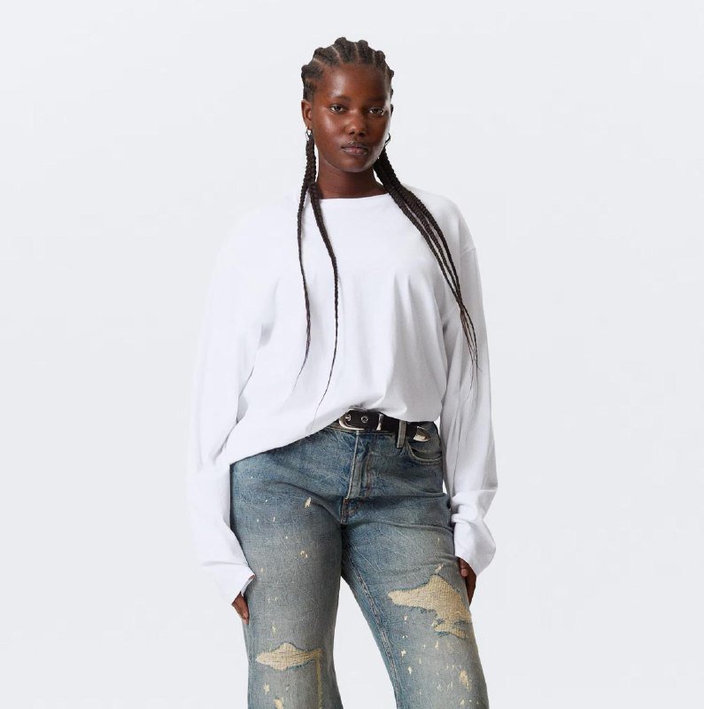 Белый лонгслив Weekday, белый топ J.Crew, босоножки Paloma Wool