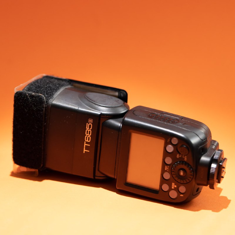 вспышка Godox TT685s, синхронизатор Godox X2TS, аккумуляторы, держатель, стойка
